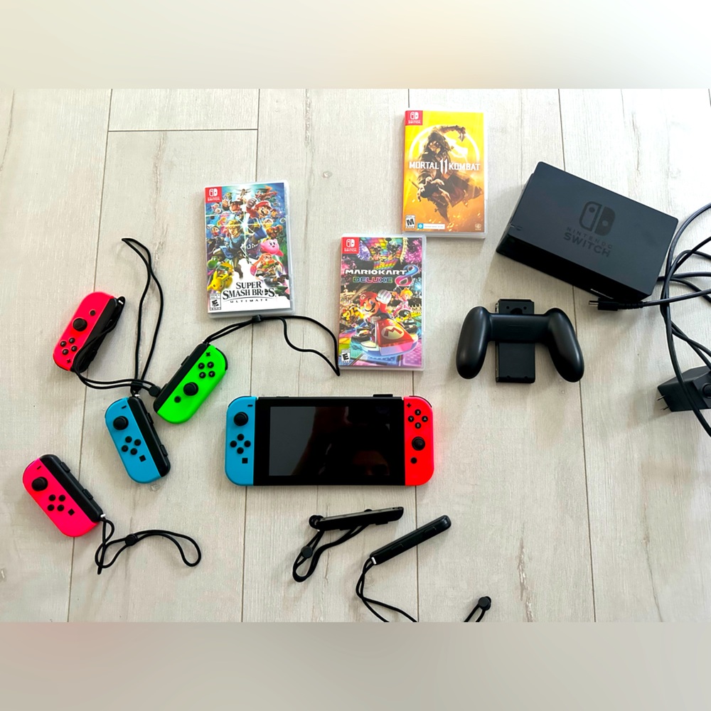 Nintendo Switch 6 original Nintendo controllers and 3 games 🪩